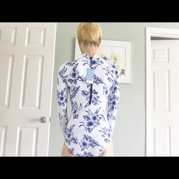 Long sleeve one piece Swimsuit - Picture 9 of 14